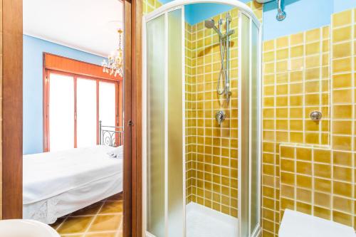 y baño con ducha de azulejos amarillos. en Sorrento Central Flats, en Sorrento