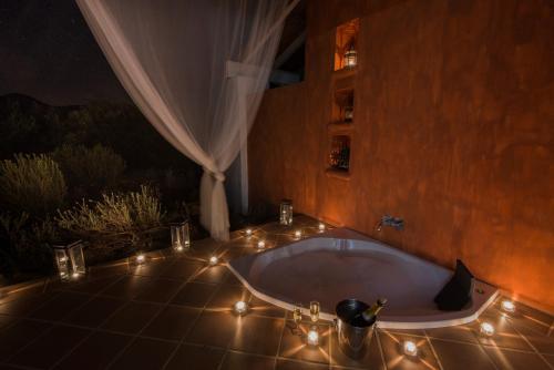 La salle de bains est pourvue d'une baignoire éclairée. dans l'établissement Herdade do Amarelo Nature & Spa, à Vila Nova de Milfontes