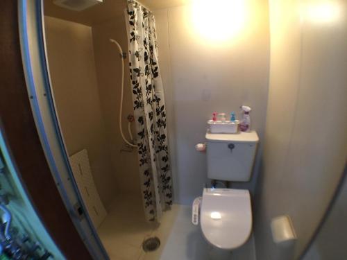 Un pequeño baño con inodoro y ducha. en Kenroku Haitsu 305, en Kanazawa
