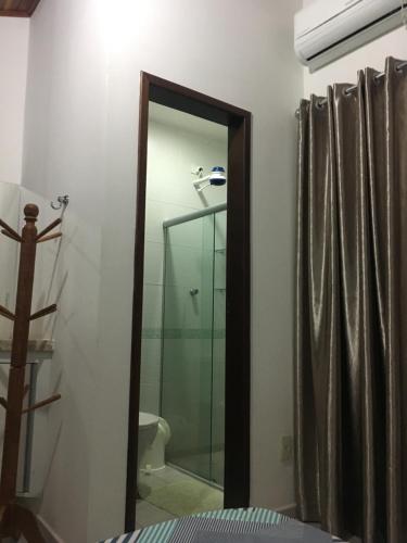 baño con ducha y puerta de cristal en Winterville Residence - Gravatá, en Gravatá