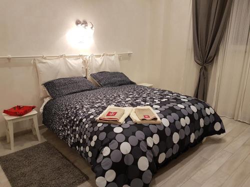 ローマにあるAppartamento Caffarellaのベッドルーム1室(ベッド1台、タオル2枚付)