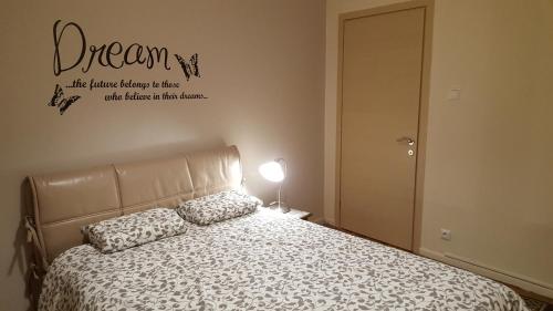 een slaapkamer met een bed en een bord aan de muur bij ThessViewN'Style City Penthouse in Thessaloniki