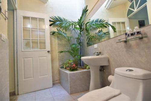 A bathroom at Tulipanes Cancun