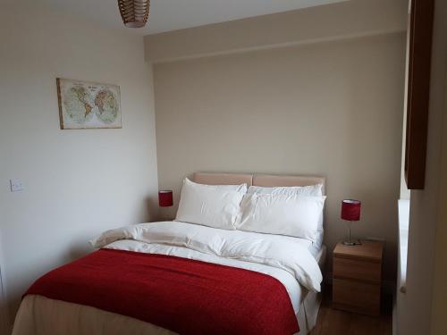 ウェストドライトンにあるStockley Apartments - Centralのベッドルーム1室(赤い毛布付きのベッド1台付)