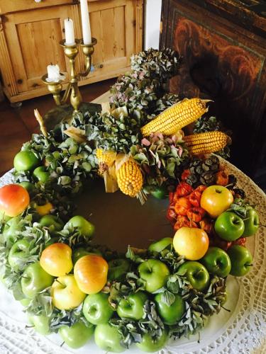 a display of fruits and vegetables on a table at B&B Pizzeria Zur Traube in Montagna