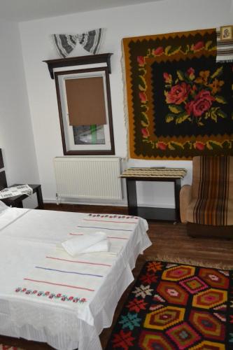 a room with a table and a mirror and a rug at Casa Lia in Valea Putnei