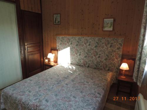 Voodi või voodid majutusasutuse La Jarillais toas