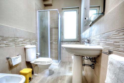 a bathroom with a toilet and a sink at Kosmos in Siracusa