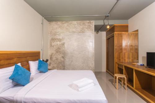 Postel nebo postele na pokoji v ubytování Light Khao Lak Resort