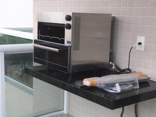 La cocina está equipada con encimera y horno tostador. en LE BON VIVANT - LINDO APARTAMENTO PRAIA GRANDE, en Arraial do Cabo