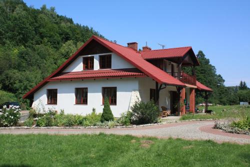 a white house with a red roof at Siedlisko Lubicz Stara Chata Kazimierz Dolny in Kazimierz Dolny