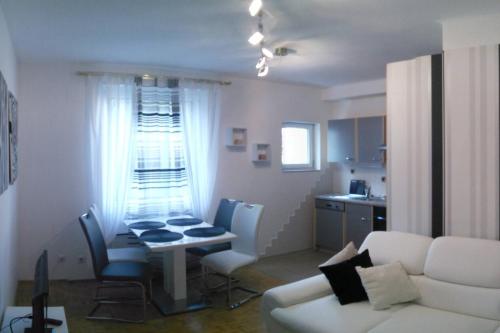 ウィーンにあるDesign Home 1020のリビングルーム(白いソファ、テーブル付)