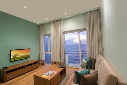 Μια τηλεόραση ή/και κέντρο ψυχαγωγίας στο Ocean Edge Suites & Hotel Colombo