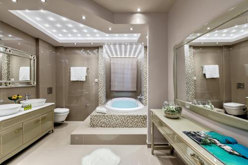 Ett badrum på Kassandra Village Resort