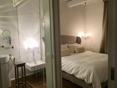 Dormitorio pequeño con cama y espejo en Luxury My home, en Tolentino