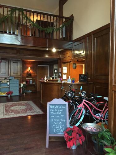 Zimmer mit einem Tisch mit Schild und Fahrrad in der Unterkunft Colts Neck Inn Hotel in Colts Neck