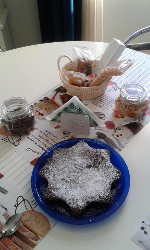 une assiette bleue de nourriture sur une table dans l'établissement Primo Posto, à Salerne
