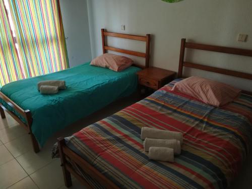 アルブフェイラにあるAlbufeira INN - Casa do Jarego - Elimar 1 T1のベッドルーム1室(隣り合わせのベッド2台付)