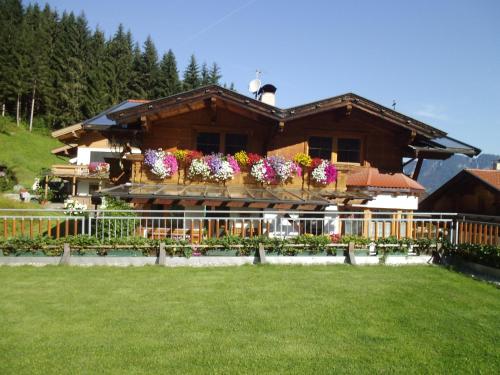 a house with flower boxes on the balcony at Ferienwohnung Hörbiger in Auffach