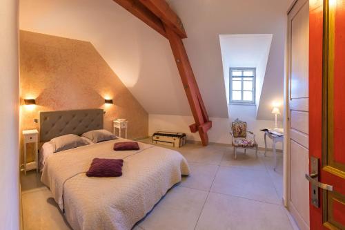 1 dormitorio con 1 cama grande en una habitación en Le Rendez Vous de Vauban Gites & Spa, en Mont-Dauphin