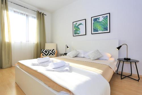 een slaapkamer met twee bedden met handdoeken erop bij First apartment Zadar in Zadar