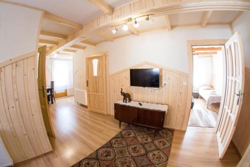 ブコビナ・タトシャンスカにあるSzarotkaの広いリビングルーム(壁にテレビ付)