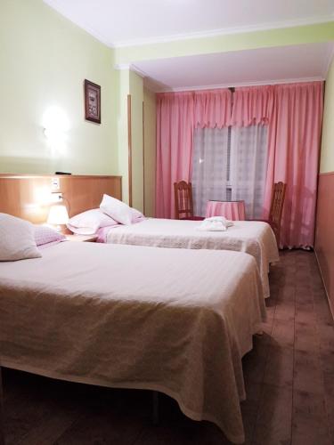 En eller flere senger på et rom på Hostal Ponte Dos Santos