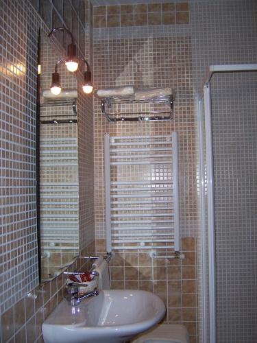 a bathroom with a sink and a mirror and a toilet at EL LABRIEGO, Casa rural in Fuente el Fresno