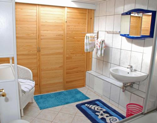 a bathroom with a sink and a toilet at Ferienhaus Sehlen auf Ruegen in Sehlen