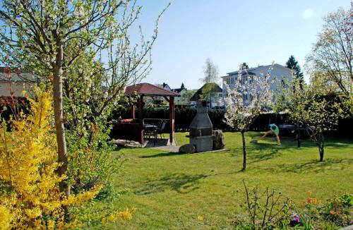 einen Garten mit einem Spielplatz und einem Pavillon in der Unterkunft NEU - Ferienhaus mit Sonnenterrasse in Ostseebad Sellin