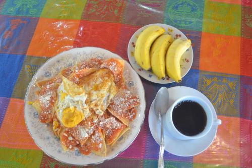ColoradoにあるPosada los Reyecitosのテーブル(パンケーキ2皿、コーヒー1杯付)