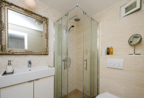 Kúpeľňa v ubytovaní Leona Apartments