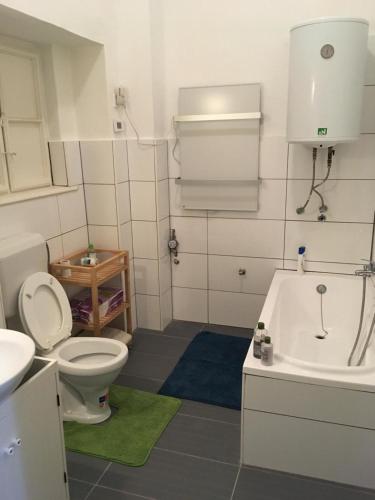 ブダペストにあるReviczky Apartmanのバスルーム(トイレ、洗面台、バスタブ付)