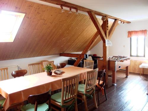 comedor con mesa y sillas en Penzion, apartmany Florian en Horní Blatná