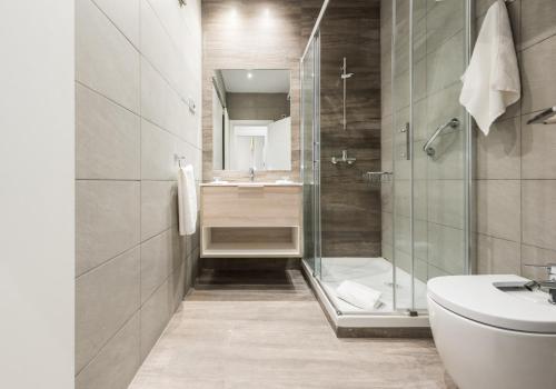 łazienka z prysznicem, toaletą i umywalką w obiekcie Puerta Del Sol City Center w Madrycie