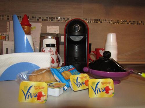 un bancone con alcuni cibi e una macchinetta del caffè di Dolce Dormire a Foggia