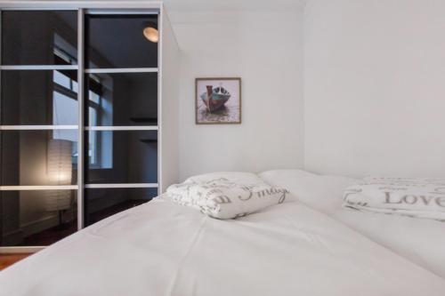 オーレスンにあるAalesund Apartments - Near Harbourの白いベッド(枕2つ付)
