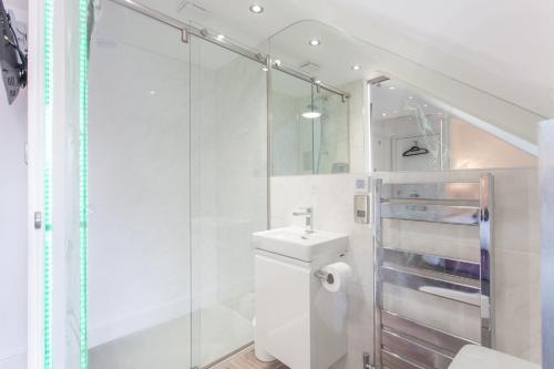 a bathroom with a shower and a toilet and a sink at The Orlando in Cambridge