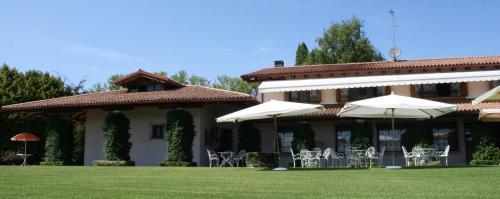 SuseganaにあるCountry House Accommodation on Dreamway Path - Colfosco di Susegana TV, Veneto, Italyの庭の椅子・傘付き建物