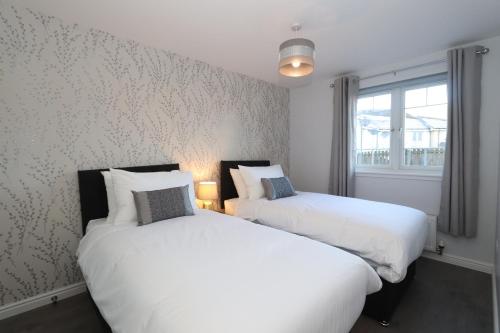 En eller flere senge i et værelse på Dunfermline - Luxury Two Bedroom Apartment - TP