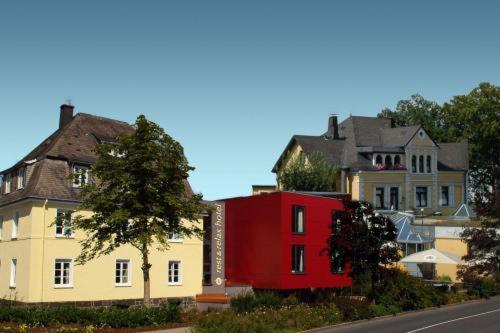 una casa roja sentada al lado de una casa blanca en Von Korff´S Rest & Relax Hotel, en Meschede