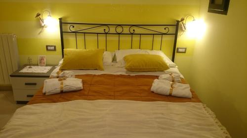 a bedroom with a bed with towels on it at Affittacamere Villa Giulia in Moneglia