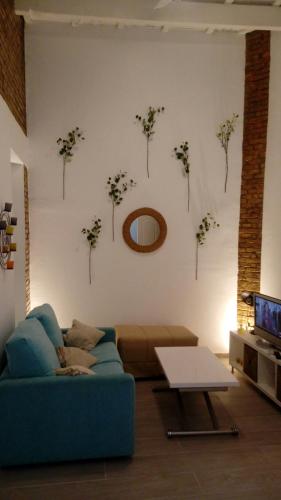 セビリアにあるAcogedor Apartamento en Triana Sevillaのリビングルーム(青いソファ付)