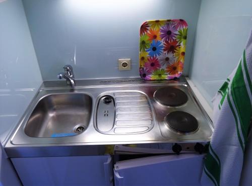 - un évier dans une petite cuisine équipée d'une cuisinière dans l'établissement Charming, central, spacious apartment, à Innsbruck