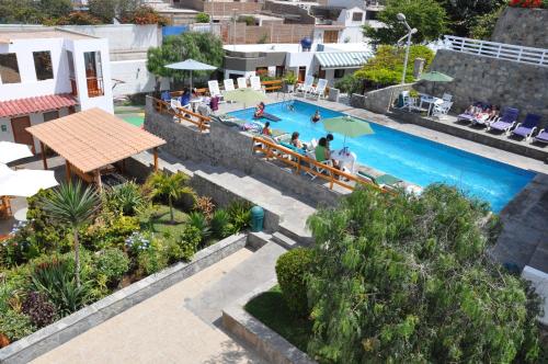 una vista aérea de una piscina en un complejo en Hotel Bracamonte en Huanchaco