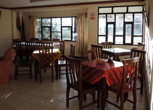 Hostal Valle Hermoso tesisinde bir restoran veya yemek mekanı
