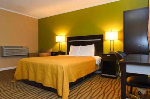 Ένα ή περισσότερα κρεβάτια σε δωμάτιο στο Capital Inn and Suites