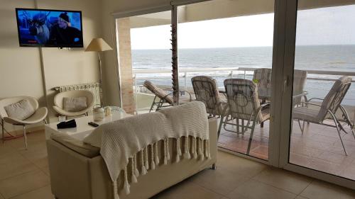 a living room with a view of the ocean at Buona Vista Apartamento in Monte Hermoso