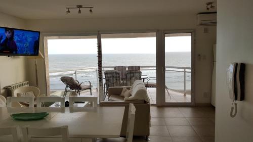 a living room with a view of the ocean at Buona Vista Apartamento in Monte Hermoso