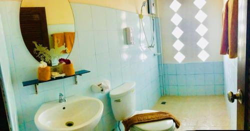 La salle de bains est pourvue de toilettes, d'un lavabo et d'une douche. dans l'établissement N.T. Lanta Resort, à Ko Lanta